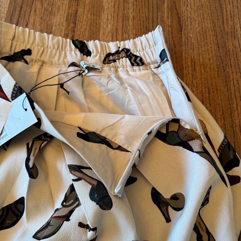 NWT Molly Bracken Shoe Print Pleated Skirt Beige Size XS/S - Picture 5 of 14
